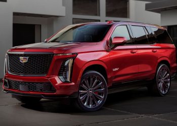 Η Cadillac επαναφέρει βενζινοκίνητα μοντέλα καθώς φρενάρουν τα EV