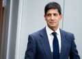 Ο Κέβιν Γουόρς κρατά σταθερά τα επιτόκια και η Wall Street βυθίζεται