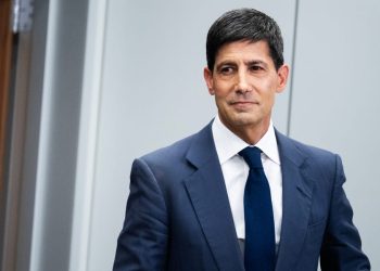 Ο Κέβιν Γουόρς κρατά σταθερά τα επιτόκια και η Wall Street βυθίζεται