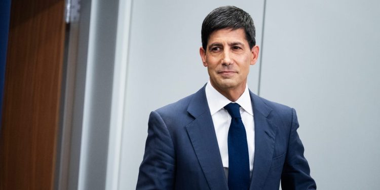 Ο Κέβιν Γουόρς κρατά σταθερά τα επιτόκια και η Wall Street βυθίζεται