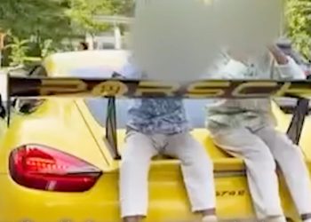 Έβαλε τα παιδιά του πάνω στην Porsche – Βαρύ πρόστιμο