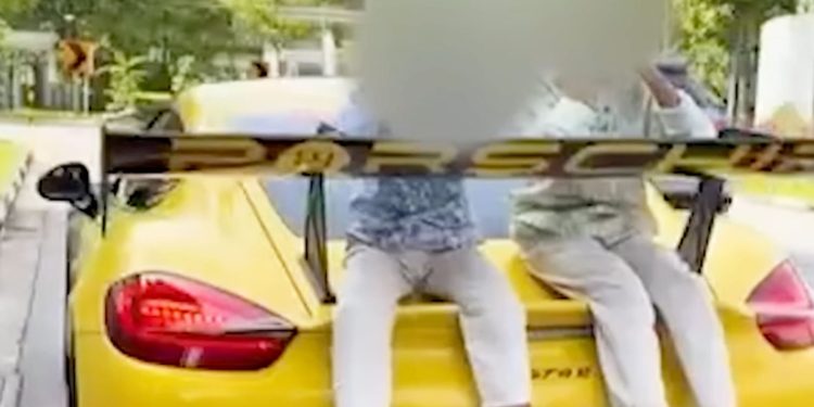 Έβαλε τα παιδιά του πάνω στην Porsche – Βαρύ πρόστιμο