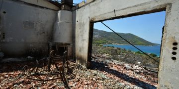 Πόρτο Γερμενό και Μέγαρα: Οργή και συντρίμμια μετά τη μεγάλη φωτιά