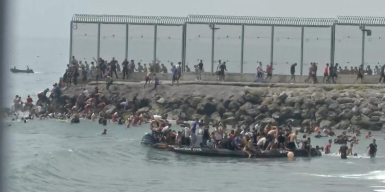 Θέουτα: Στρατός στην Ισπανία, σφράγισμα συνόρων από Γαλλία