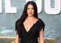 Η Margaret Qualley φόρεσε τα «ξυπόλητα» πέδιλα Chanel