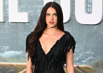Η Margaret Qualley φόρεσε τα «ξυπόλητα» πέδιλα Chanel